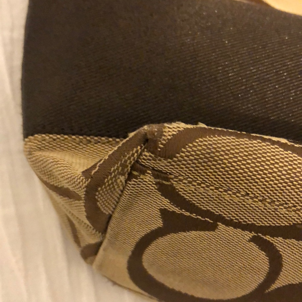 SignatureCoach Tote - Picture 5 of 8
